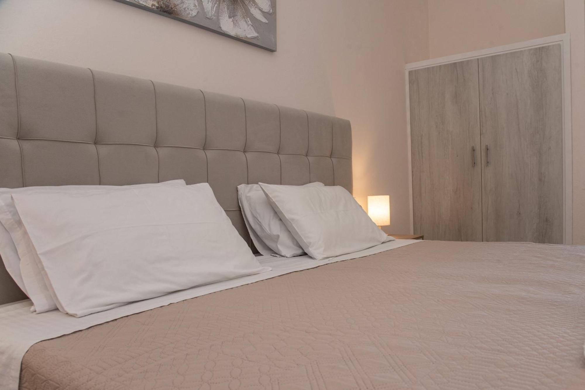 Costas Apartments Mesongi Bilik gambar