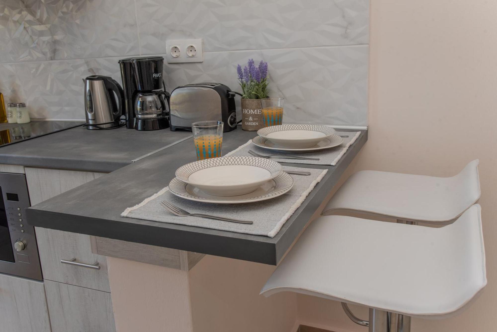 Costas Apartments Mesongi Bilik gambar