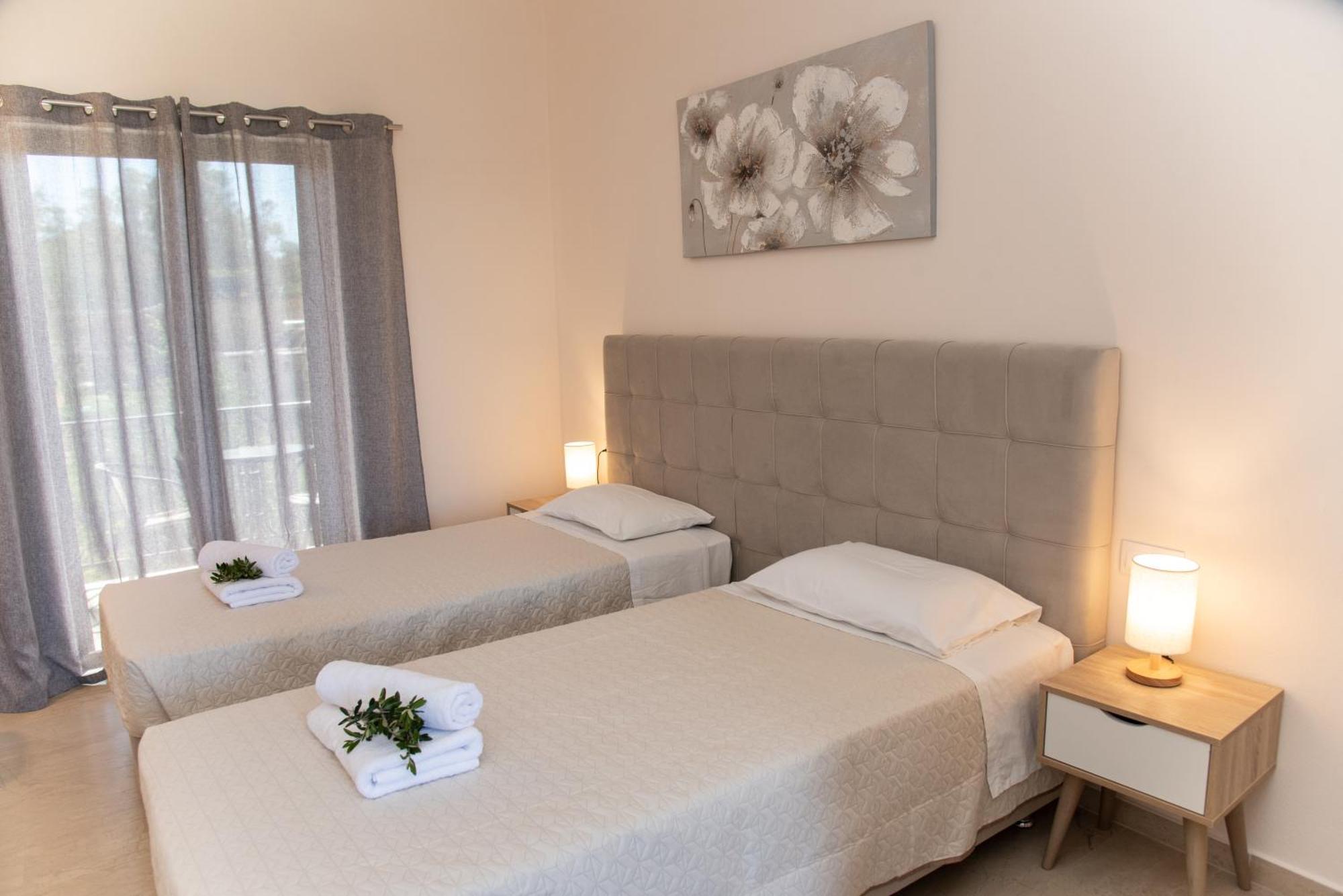 Costas Apartments Mesongi Bilik gambar